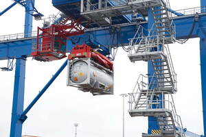 Foto: Container hängt am Containerkran
