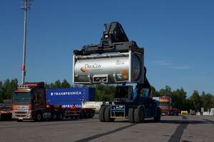 Foto: Container wird von einem Radlader über das Container Terminal gefahren