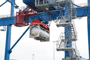 Photo: Container hanging on the container crane