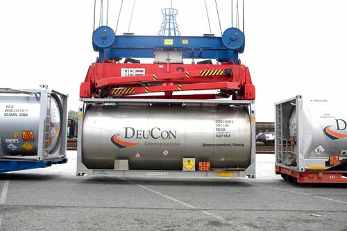 Foto: DeuCon Container wird vom Kran angehoben