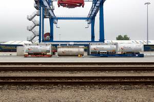 Foto: Container der DeuCon beim Verladen im Eurohafen